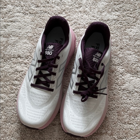 New Balance 880 White and Dark Purple Running Shoes - Picture 1 of 3